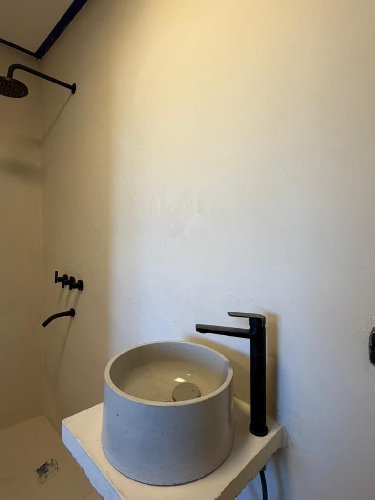 Bacha circular gris en baño