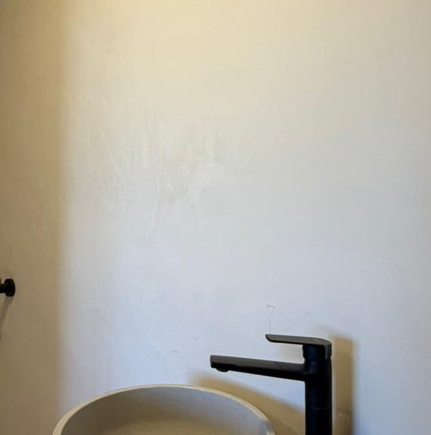 Bacha de concreto en baño de diseño iluminado